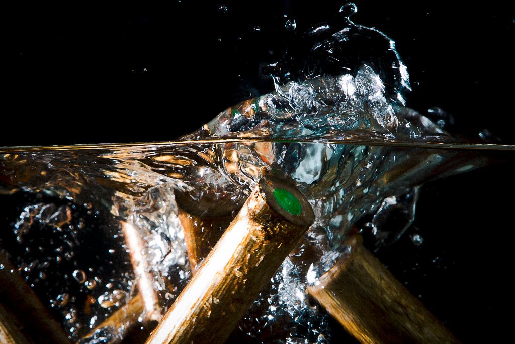 Fotografía de Alejandro Cisneros: lápices de colores y agua.